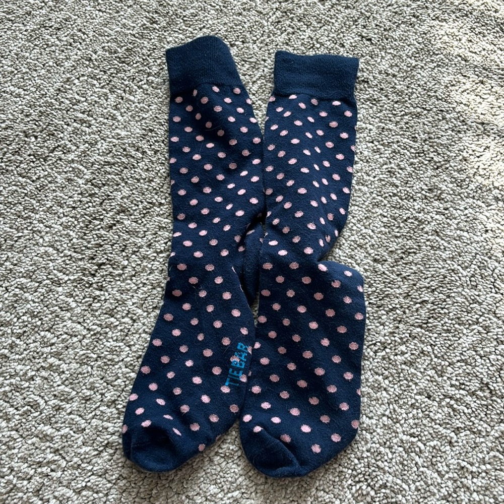 Men's navy with pink polka dot tie bar socks